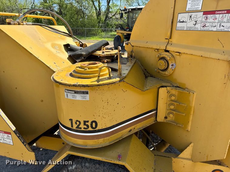 image for item EQ1373 1992 Vermeer 1250BC wood chipper