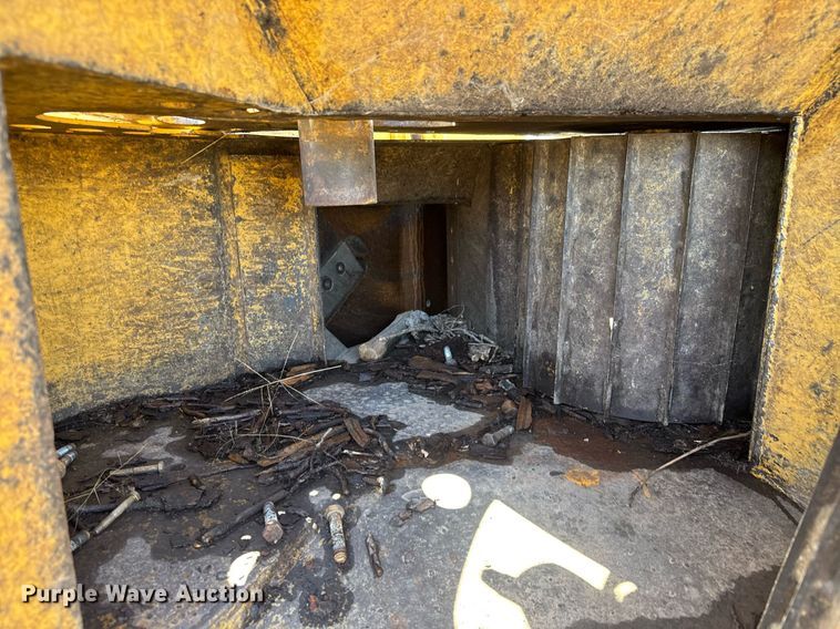 image for item EQ1373 1992 Vermeer 1250BC wood chipper