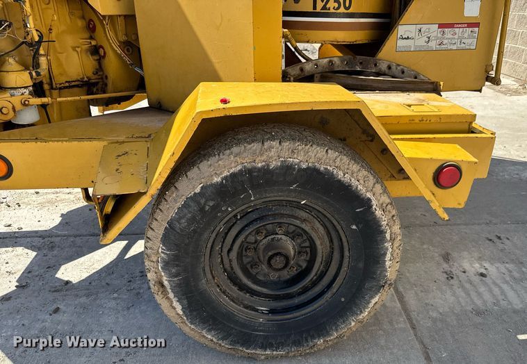 image for item EQ1373 1992 Vermeer 1250BC wood chipper