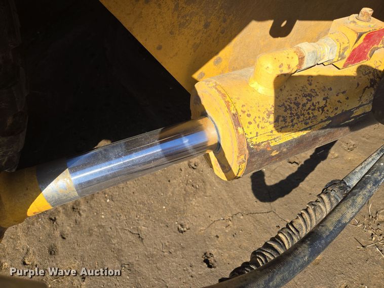 image for item EQ6765 2005 John Deere  1812C  scraper