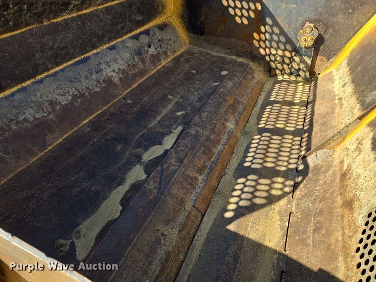 image for item EQ6765 2005 John Deere  1812C  scraper