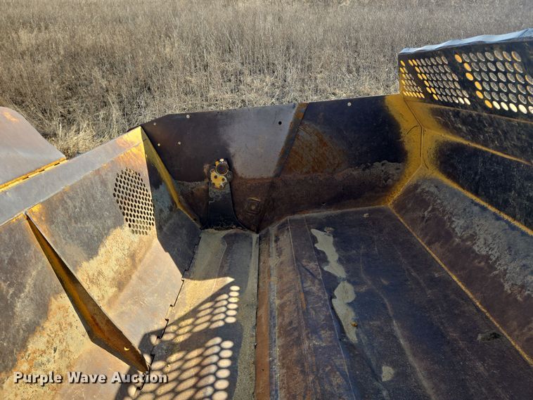 image for item EQ6765 2005 John Deere  1812C  scraper