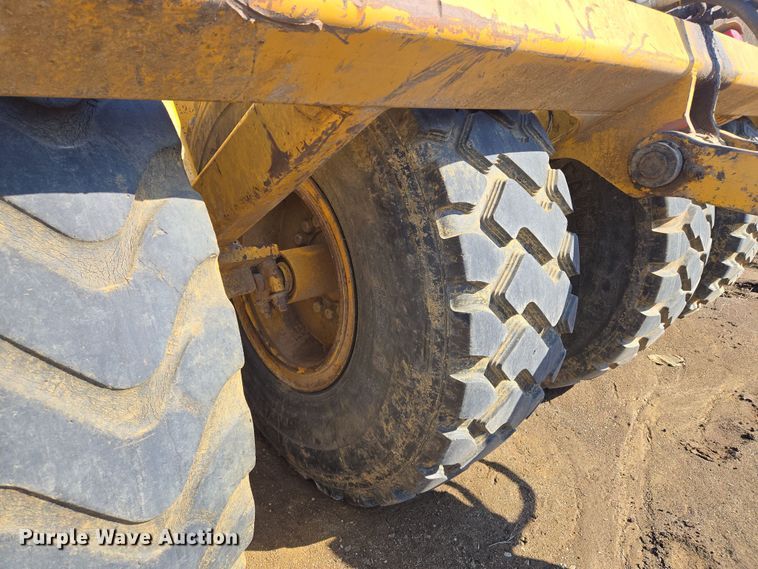 image for item EQ6765 2005 John Deere  1812C  scraper