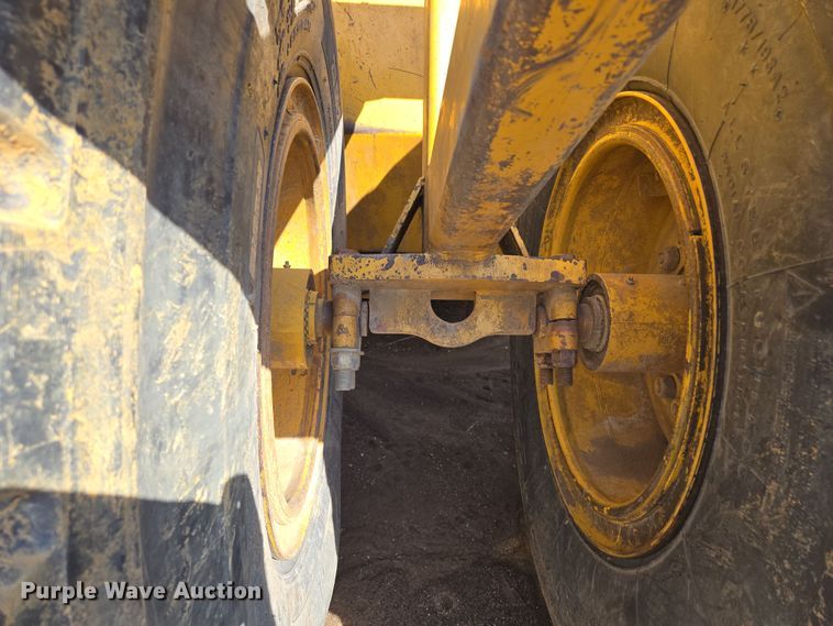 image for item EQ6765 2005 John Deere  1812C  scraper