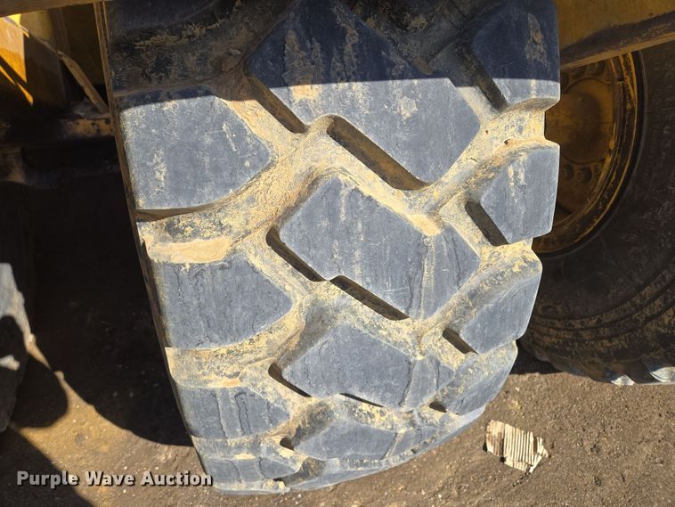 image for item EQ6765 2005 John Deere  1812C  scraper