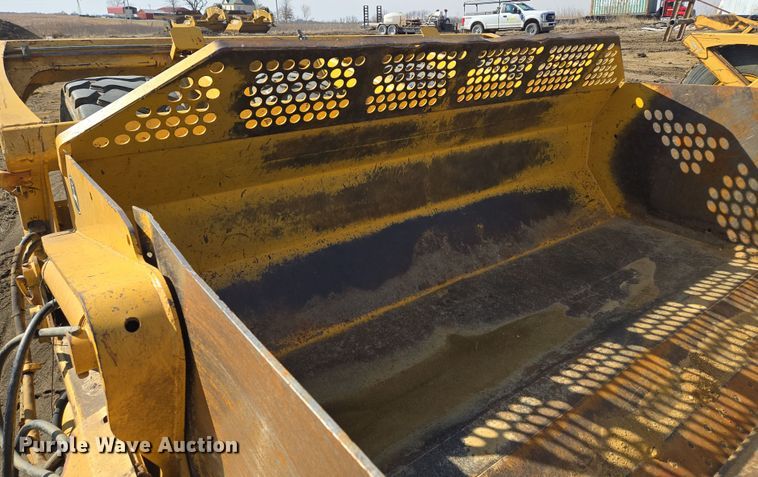 image for item EQ6766 2005 John Deere  1812C  scraper