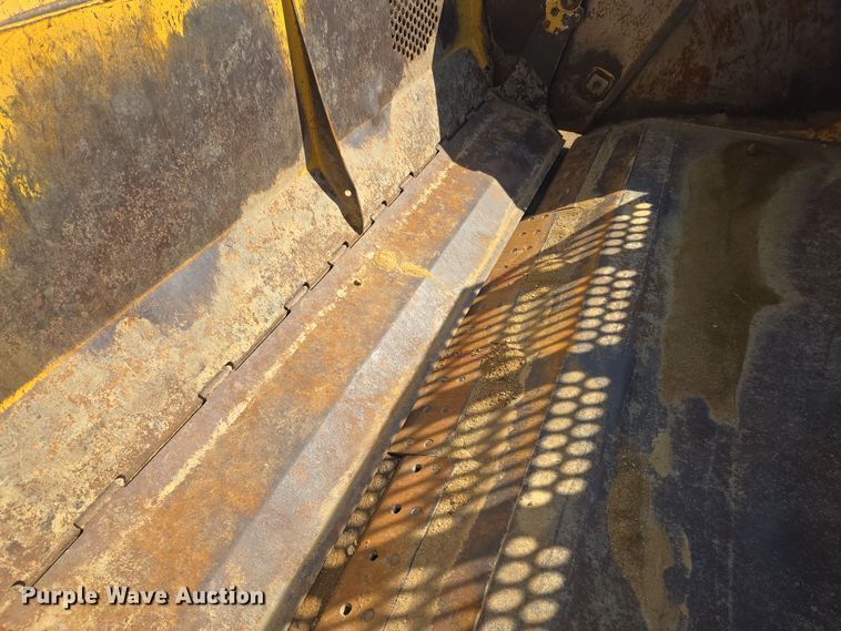 image for item EQ6766 2005 John Deere  1812C  scraper