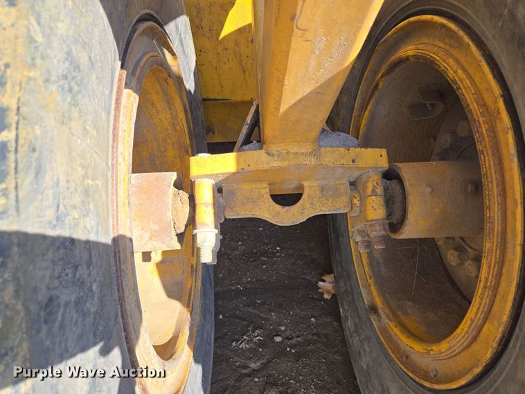 image for item EQ6766 2005 John Deere  1812C  scraper