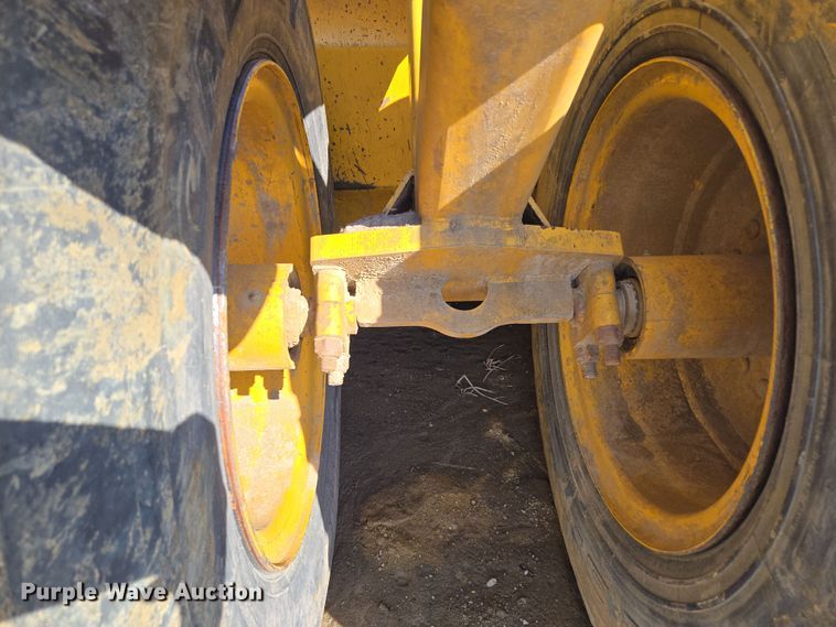 image for item EQ6766 2005 John Deere  1812C  scraper