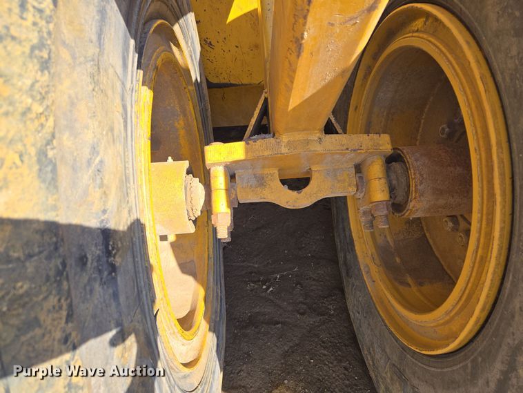 image for item EQ6766 2005 John Deere  1812C  scraper