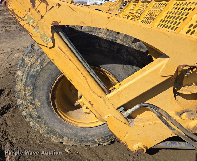 image for item EQ6766 2005 John Deere  1812C  scraper