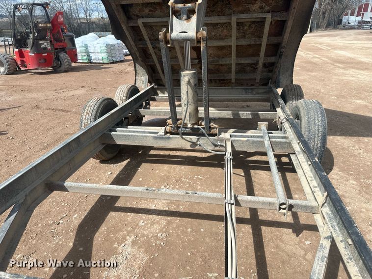 image for item ER5206 2015 Diamond C dump trailer