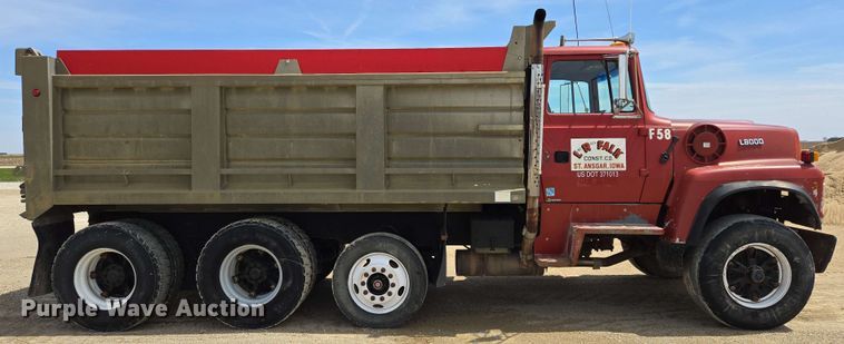 image for item NV9831 1995 Ford L8000 dump truck