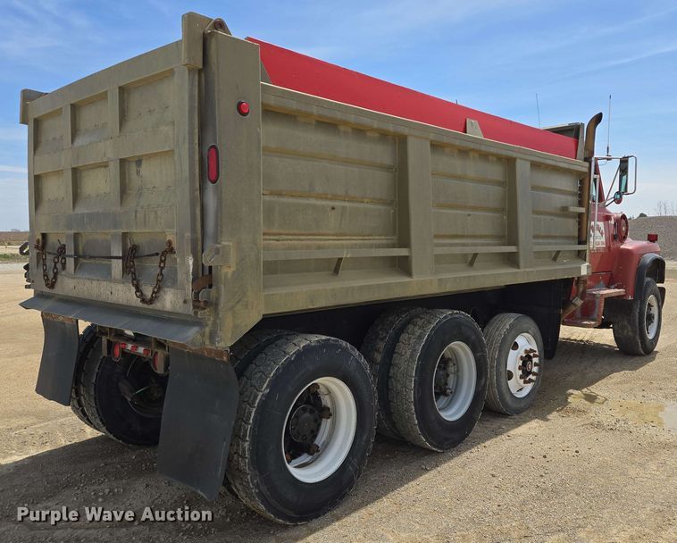image for item NV9831 1995 Ford L8000 dump truck