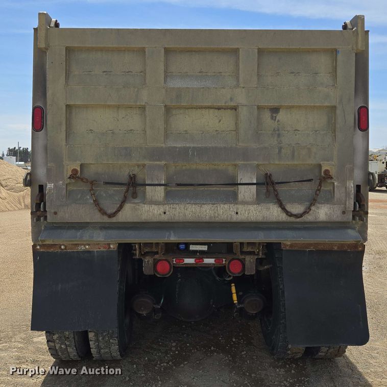 image for item NV9831 1995 Ford L8000 dump truck