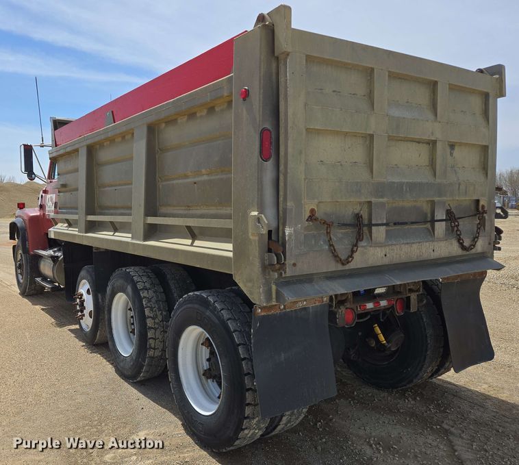 image for item NV9831 1995 Ford L8000 dump truck