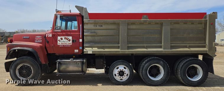 image for item NV9831 1995 Ford L8000 dump truck