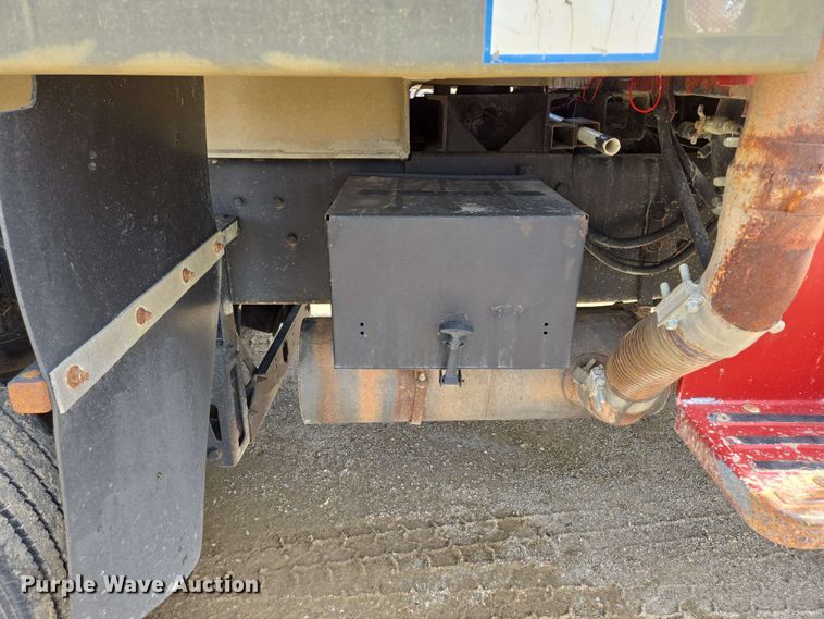 image for item NV9831 1995 Ford L8000 dump truck