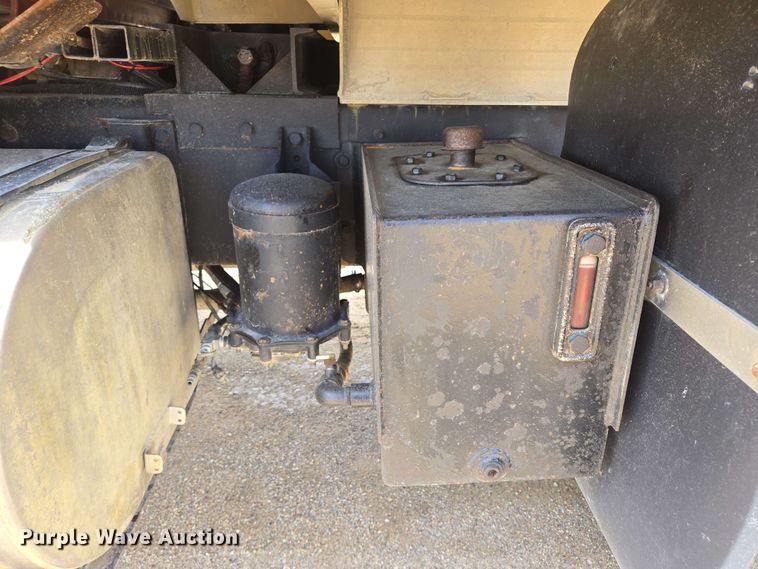 image for item NV9831 1995 Ford L8000 dump truck