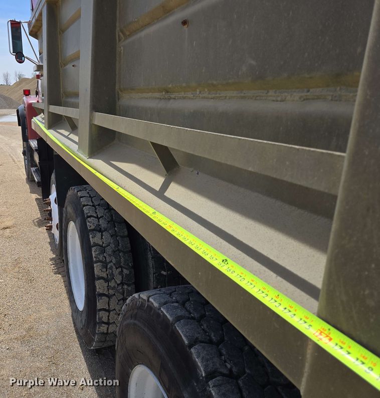 image for item NV9831 1995 Ford L8000 dump truck