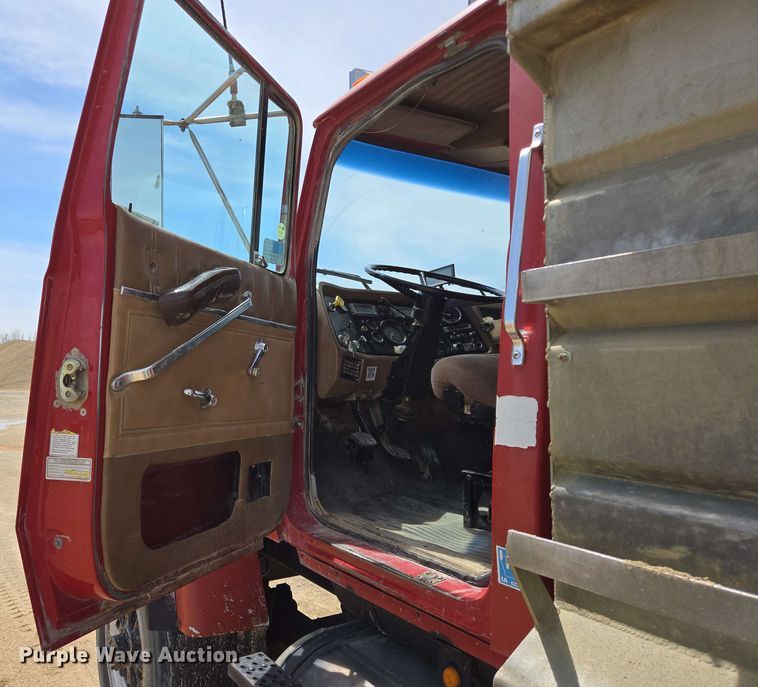 image for item NV9831 1995 Ford L8000 dump truck