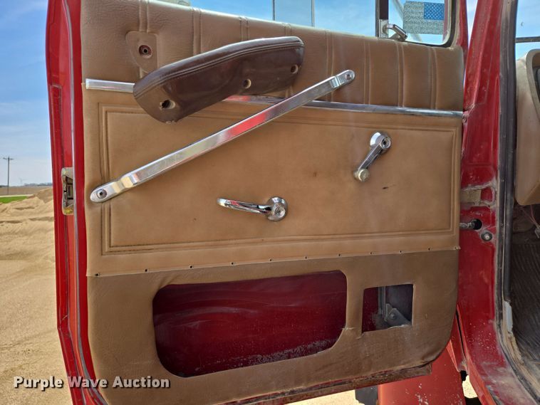 image for item NV9831 1995 Ford L8000 dump truck