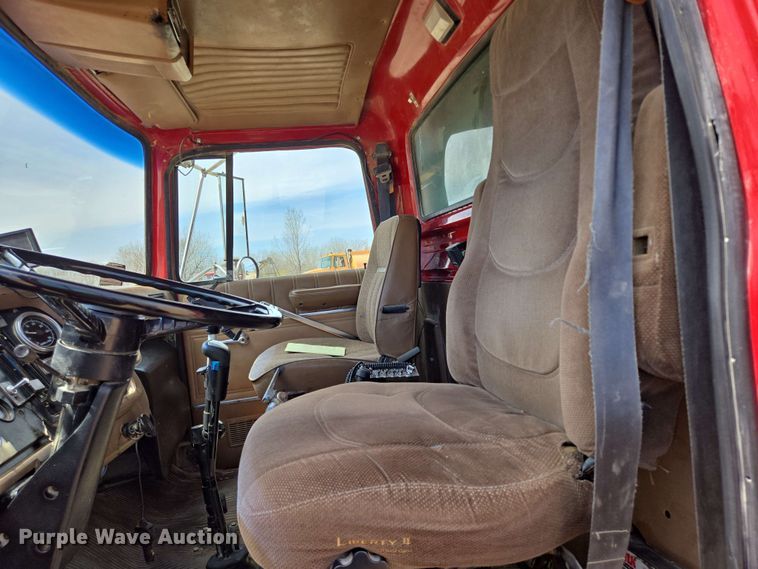 image for item NV9831 1995 Ford L8000 dump truck