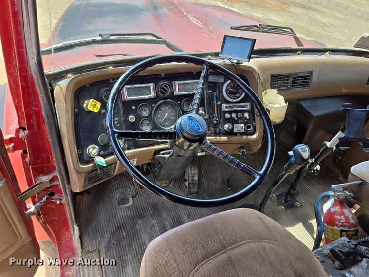 image for item NV9831 1995 Ford L8000 dump truck