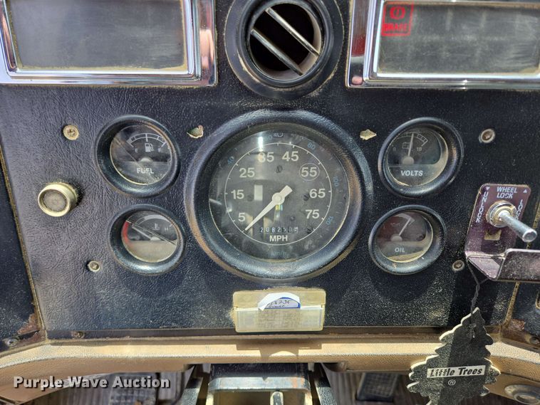 image for item NV9831 1995 Ford L8000 dump truck