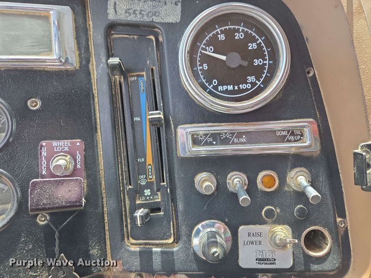 image for item NV9831 1995 Ford L8000 dump truck