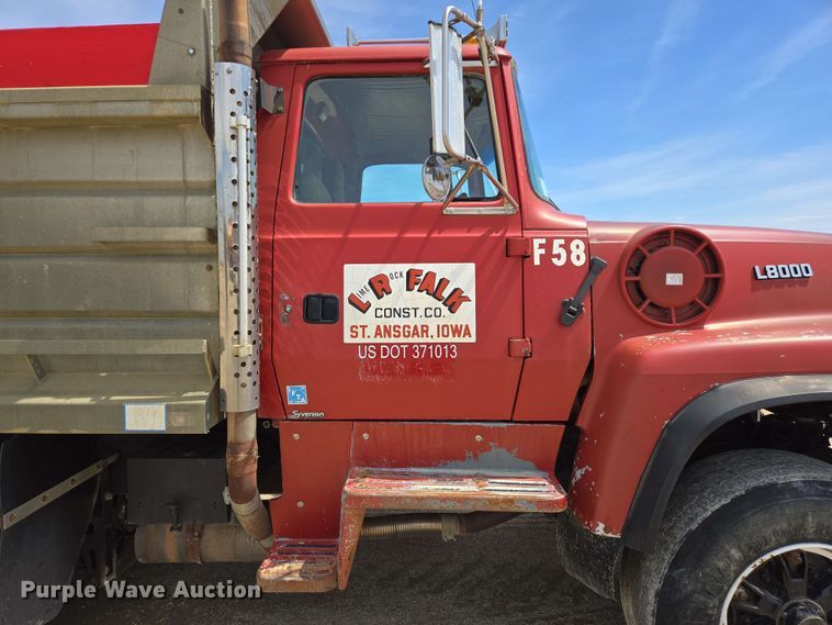 image for item NV9831 1995 Ford L8000 dump truck