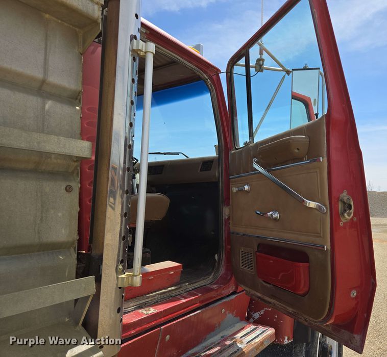 image for item NV9831 1995 Ford L8000 dump truck