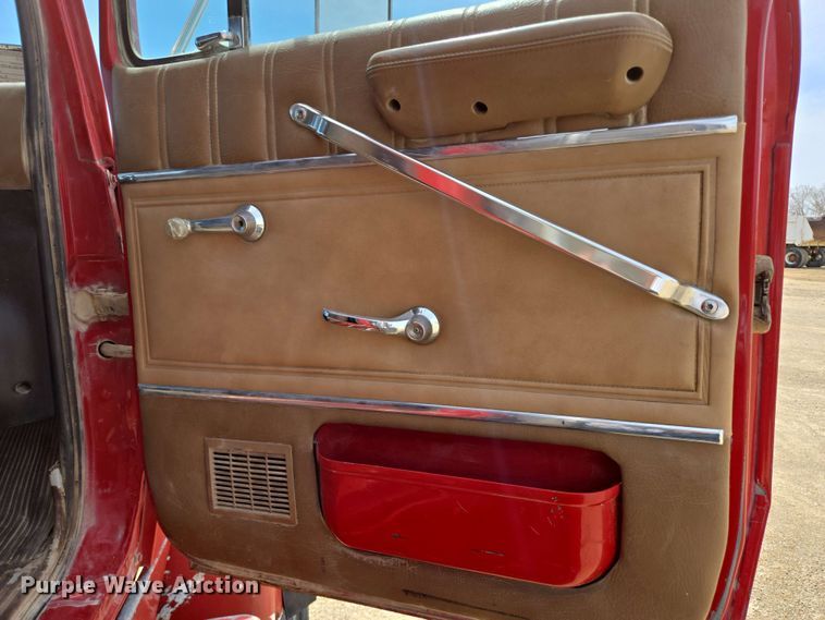 image for item NV9831 1995 Ford L8000 dump truck