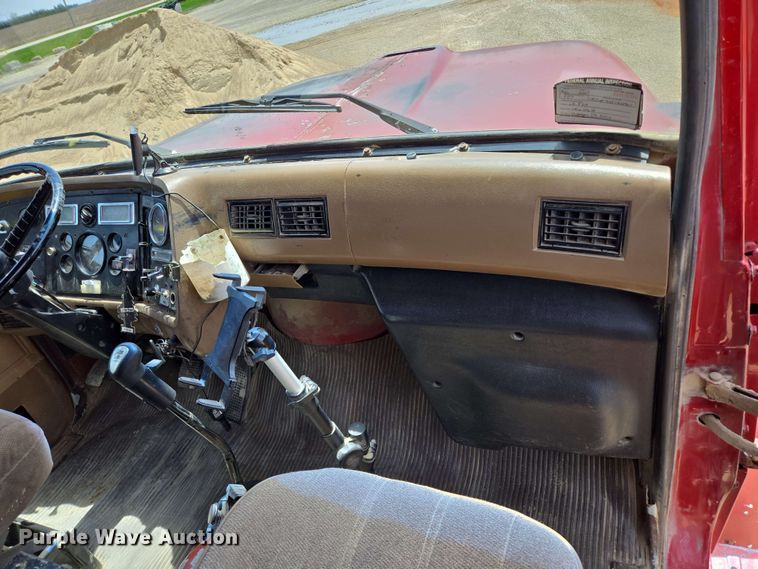 image for item NV9831 1995 Ford L8000 dump truck