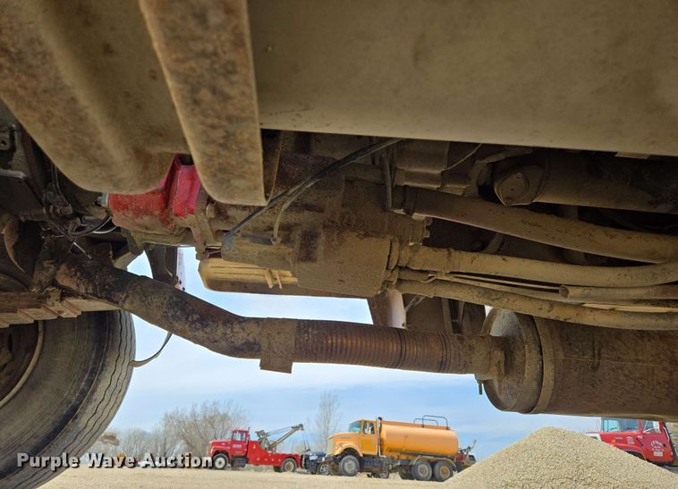 image for item NV9831 1995 Ford L8000 dump truck