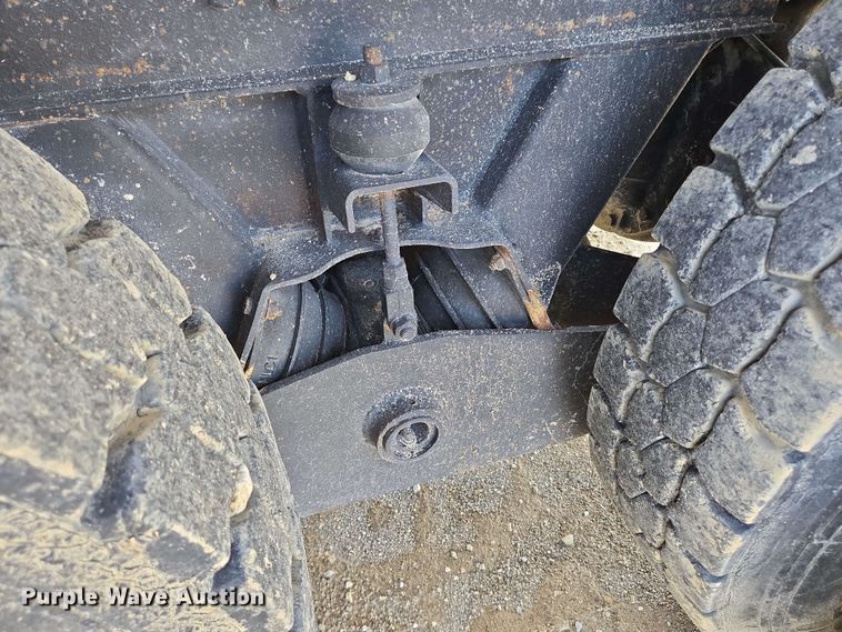 image for item NV9831 1995 Ford L8000 dump truck