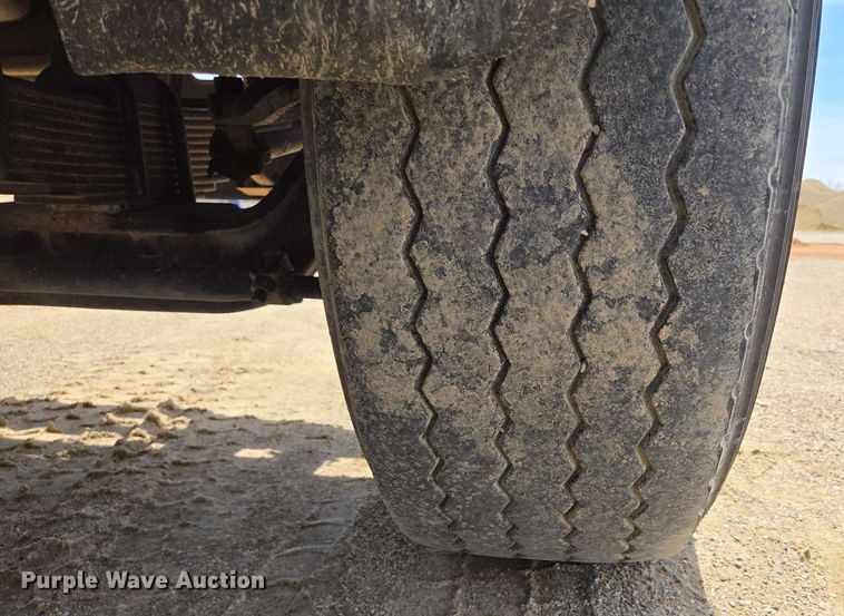 image for item NV9831 1995 Ford L8000 dump truck