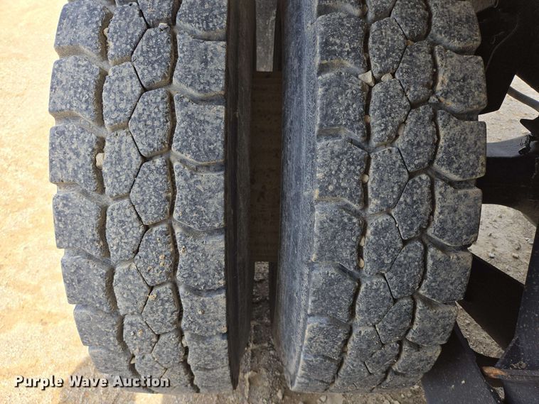 image for item NV9831 1995 Ford L8000 dump truck