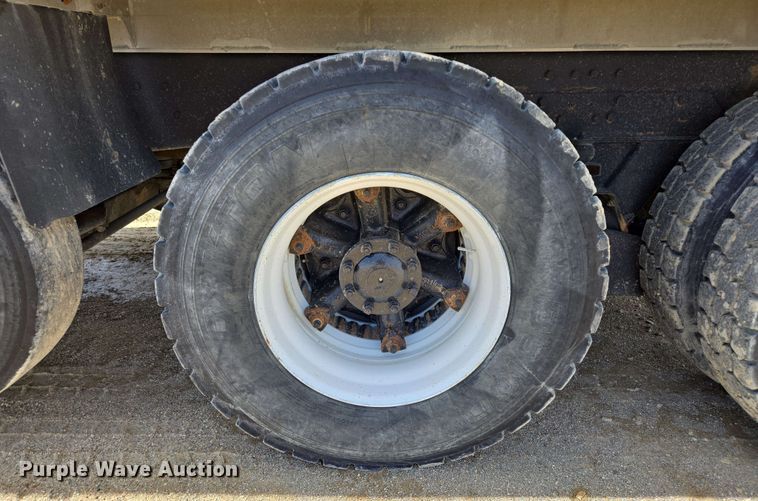 image for item NV9831 1995 Ford L8000 dump truck