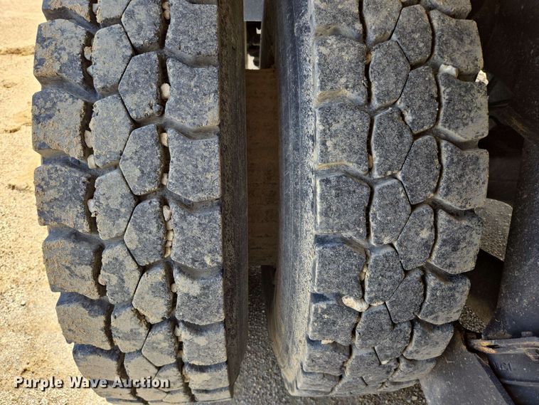 image for item NV9831 1995 Ford L8000 dump truck