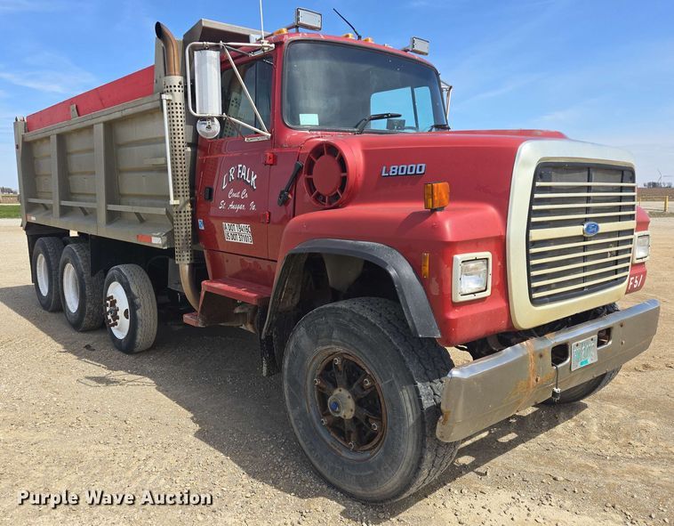 image for item NV9833 1995 Ford L8000 dump truck
