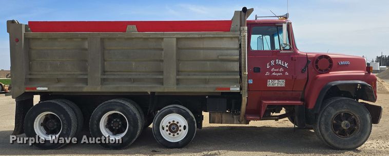 image for item NV9833 1995 Ford L8000 dump truck