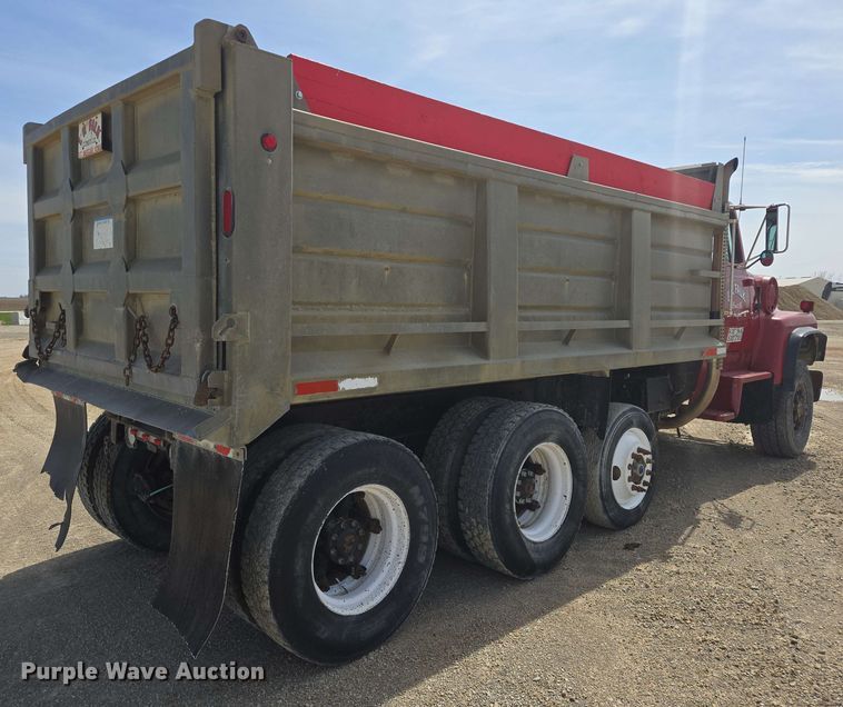 image for item NV9833 1995 Ford L8000 dump truck