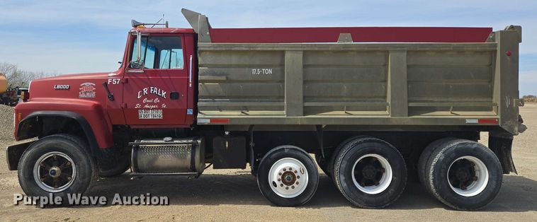 image for item NV9833 1995 Ford L8000 dump truck