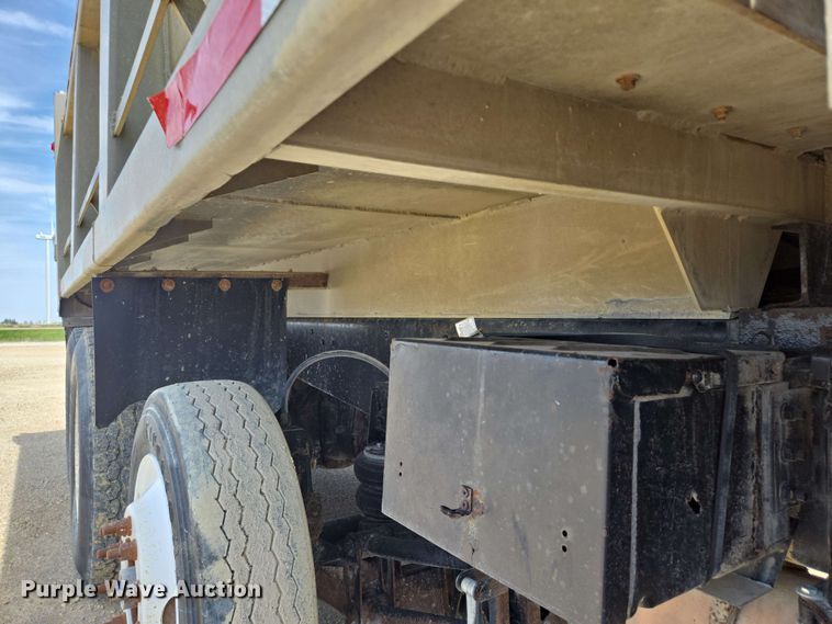 image for item NV9833 1995 Ford L8000 dump truck