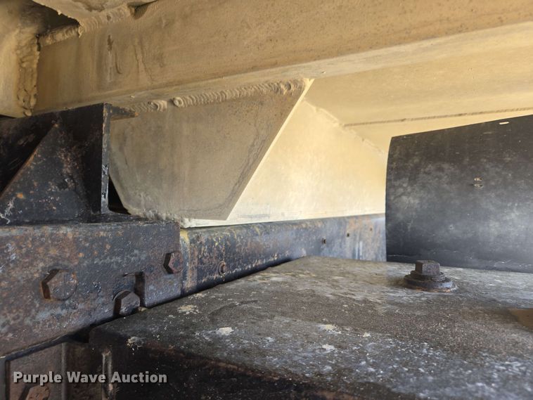 image for item NV9833 1995 Ford L8000 dump truck