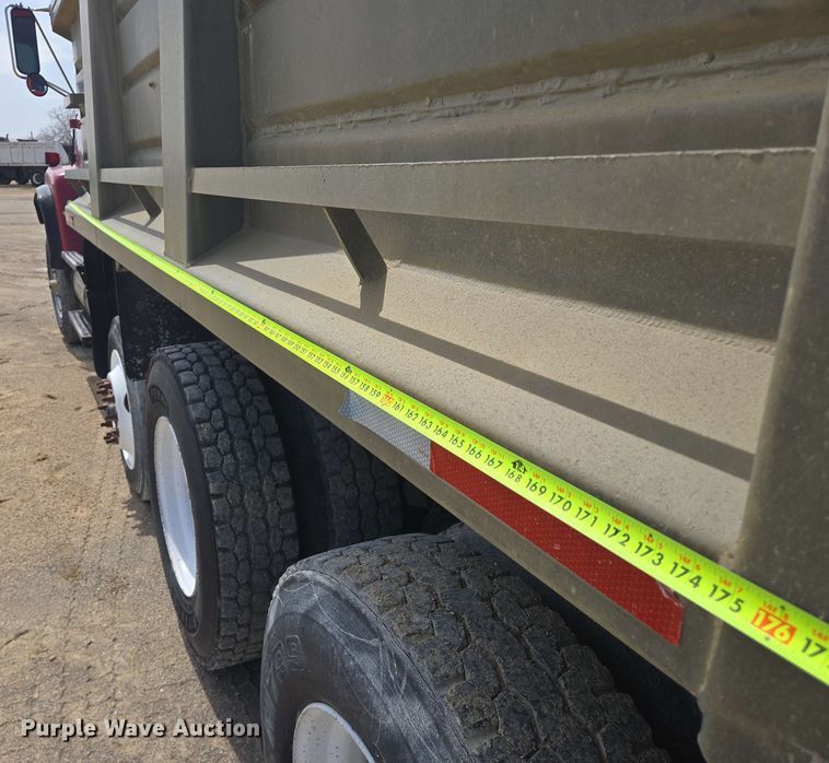 image for item NV9833 1995 Ford L8000 dump truck