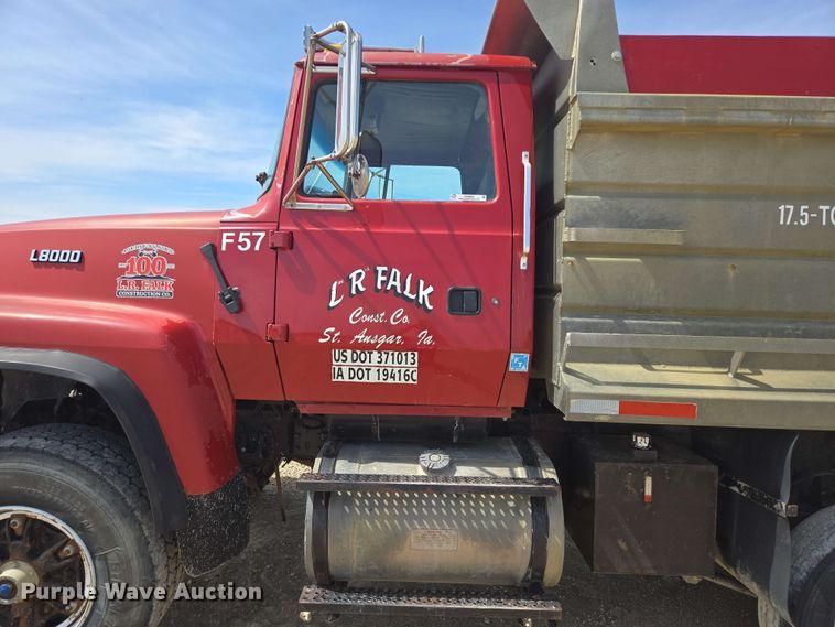 image for item NV9833 1995 Ford L8000 dump truck