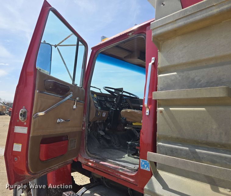 image for item NV9833 1995 Ford L8000 dump truck