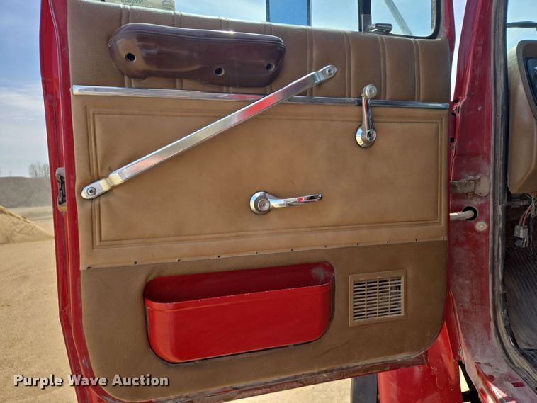 image for item NV9833 1995 Ford L8000 dump truck